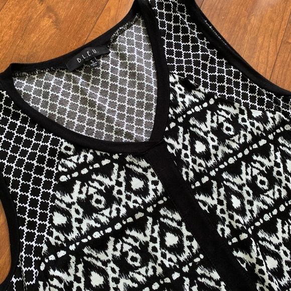B.L.U.E. Black/White Print Sleeveless V-Neck Top-S - Picture 6 of 10